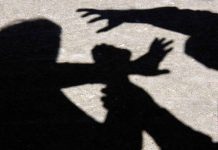 Un bărbat de 32 de ani și-a bătut soția, i-a tăiat părul și a rănit-o la față. Victima a ajuns la spital, agresorul a fost reținut de polițiști