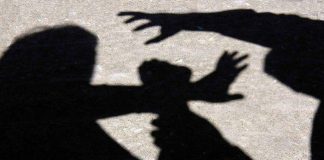 Un bărbat de 32 de ani și-a bătut soția, i-a tăiat părul și a rănit-o la față. Victima a ajuns la spital, agresorul a fost reținut de polițiști