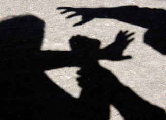 Un bărbat de 32 de ani și-a bătut soția, i-a tăiat părul și a rănit-o la față. Victima a ajuns la spital, agresorul a fost reținut de polițiști