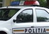 A fugit de polițiști și s-a răsturnat cu mașina după ce s-a izbit de un cap de pod. Șoferul era băut și avea permisul anulat din 2023