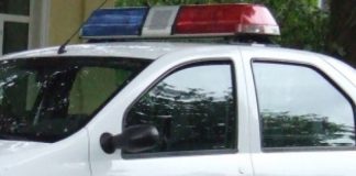 A fugit de polițiști și s-a răsturnat cu mașina după ce s-a izbit de un cap de pod. Șoferul era băut și avea permisul anulat din 2023