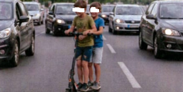 doi copii pe trotineta