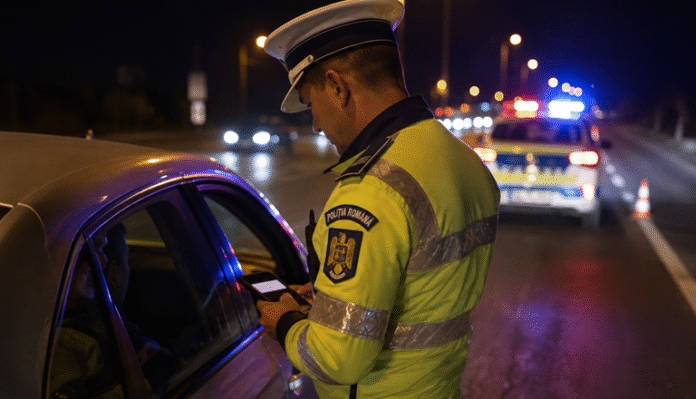 politist rutier in actiune noaptea