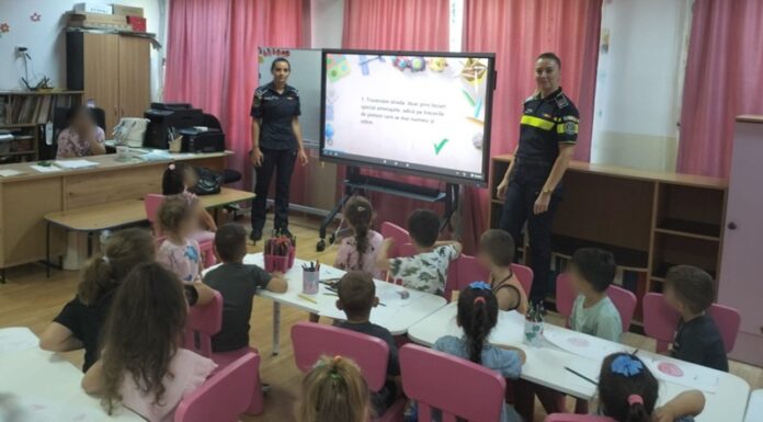politisti la gradinita