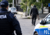 Bărbat cu toporul în mână, filmat pe o stradă din Pitești. Polițiștii îl caută
