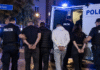 Patru persoane, printre care o tânără de 20 de ani, reținute după un scandal în plină stradă. Un bărbat a ajuns la spital
