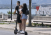 Imagini incredibile pe străzile din Drobeta-Turnu Severin. Bărbat pe trotinetă, alături de o femeie care ținea un copil în brațe