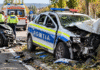 Autospecială de poliție, implicată într-un accident violent. Doi tineri au ajuns la spital după ce mașina s-a izbit de un copac