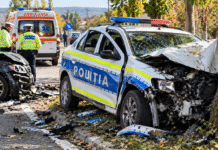 Autospecială de poliție, implicată într-un accident violent. Doi tineri au ajuns la spital după ce mașina s-a izbit de un copac