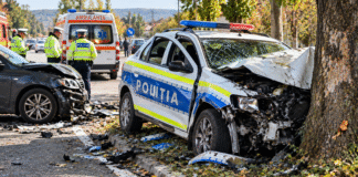 Autospecială de poliție, implicată într-un accident violent. Doi tineri au ajuns la spital după ce mașina s-a izbit de un copac