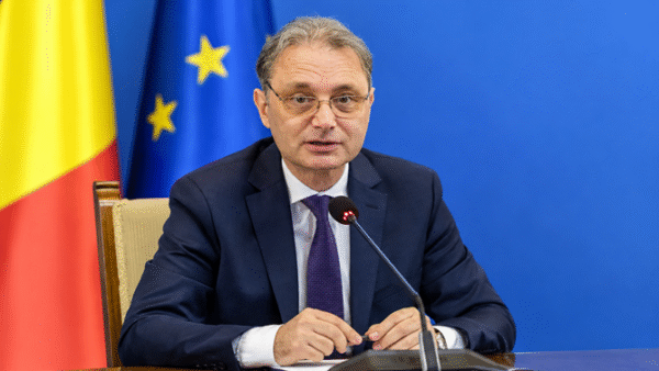 Conferință oficială cu microfon și steaguri