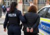O femeie de 58 de ani a intrat într-o școală și a bătut doi elevi. Polițiștii au reținut-o pentru 24 de ore