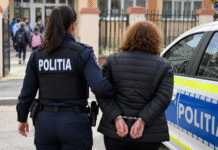 O femeie de 58 de ani a intrat într-o școală și a bătut doi elevi. Polițiștii au reținut-o pentru 24 de ore