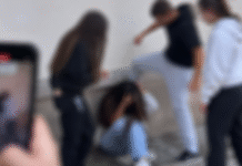 O minoră din Slatina, umilită, agresată și amenințată de patru adolescenți. Imaginile au ajuns pe internet. Ce spune Poliția