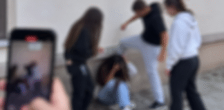 O minoră din Slatina, umilită, agresată și amenințată de patru adolescenți. Imaginile au ajuns pe internet. Ce spune Poliția