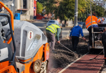 Corabia: Lucrările de reabilitare a trotuarelor avansează. Sute de arbori vor fi plantați în această toamnă/ VIDEO