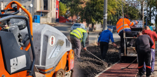 Corabia: Lucrările de reabilitare a trotuarelor avansează. Sute de arbori vor fi plantați în această toamnă/ VIDEO