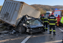Accident grav în Argeș. Un container a căzut de pe o remorcă peste o mașină. Patru persoane rănite